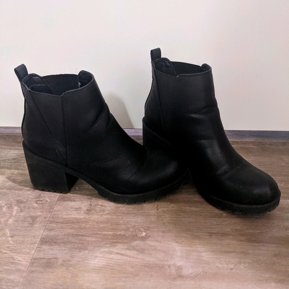 Black Leather Heeled Chelsea Booties